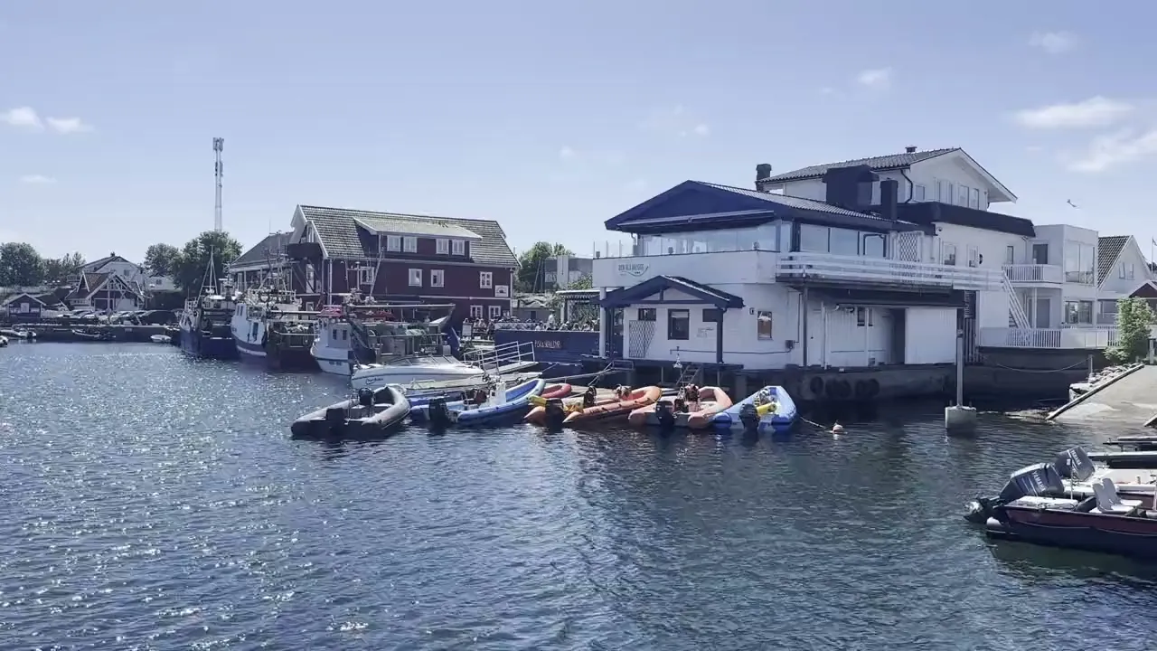 Sandesund havn på Hvasser — fritidsbåter ved brygga i sommerlys